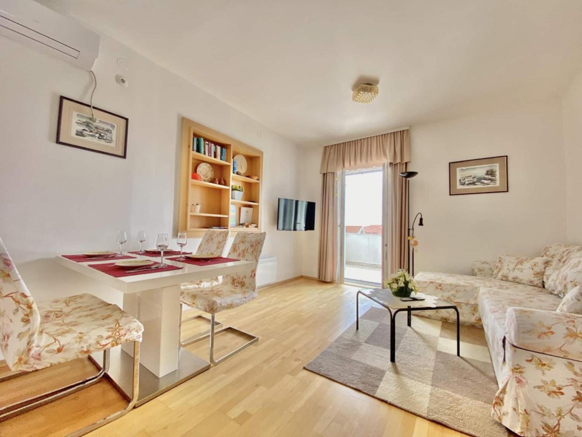 Family Apartments Viva Close To The Beach Krk Town Exterior photo